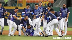 ▲富邦悍將二壘手陳凱倫敲出再見安打。（圖／記者劉彥池攝影）