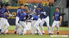 ▲富邦悍將二壘手陳凱倫敲出再見安打。（圖／記者劉彥池攝影）