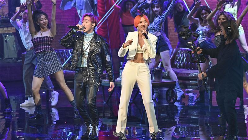 ØZI合體爆乳88　網讚像看葛萊美