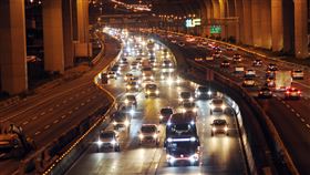 國一桃園南崁段　入夜北返車多中秋節連續假期來到第3天，已近尾聲，3日入夜後，國道一號中山高速公路桃園南崁路段北返車輛增多，不過目前行車仍屬順暢。中央社記者施宗暉攝  109年10月3日