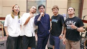 陳其邁賀滅火器得金曲獎最佳樂團曝自己很喜歡「長途夜車」（圖／翻攝臉書）