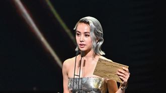 蔡依林中間全空了　化身美人魚曬深溝