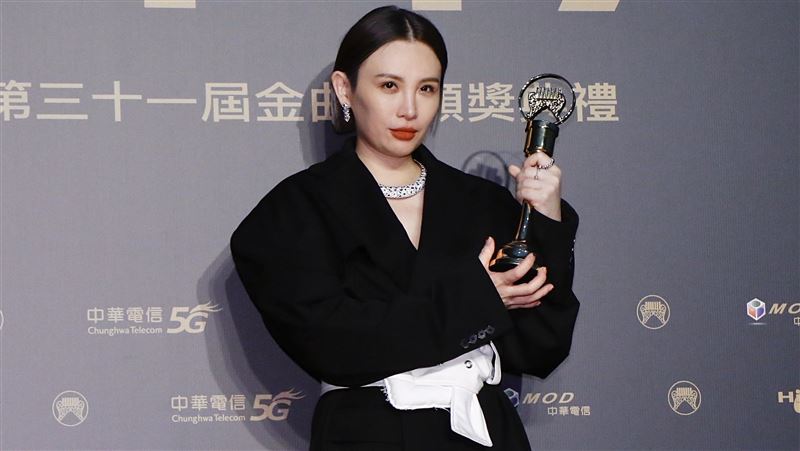 等17年才拿歌后 魏如萱痛哭喊這句