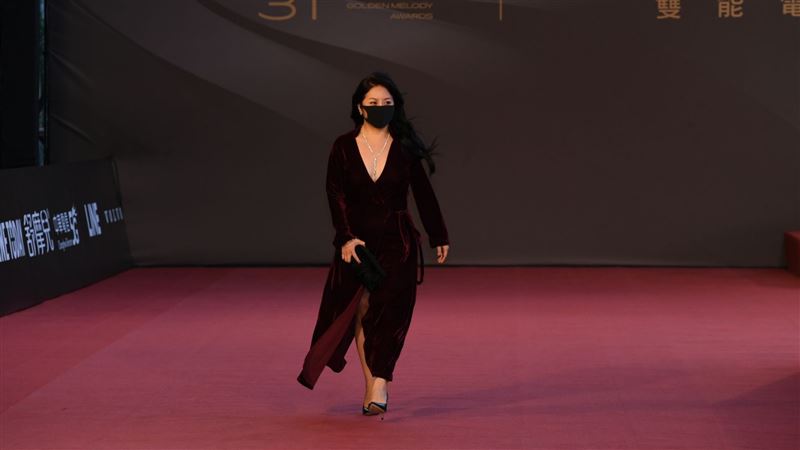 風太大裙襬狂飛　女星急遮下面網羞爆