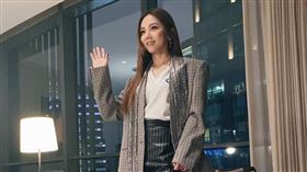 鄧紫棋假裝紅毯揮手笑問：能角逐紅毯第一美？（圖／翻攝自鄧紫棋IG）