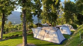 上山賞月露營…營主穿絲襪扮火辣嫦娥（圖／翻攝自露營公社臉書）