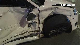 轎車攔腰撞2傷　騎樓6機車慘遭波及
