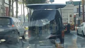 廂型車後門沿路跳　男開車錄影掀眾怒
為了保持車內空氣流通，許多駕駛習慣開冷氣循環外，還會打開天窗或窗戶加強效果，近日有駕駛發現前方廂型車的後車廂車門沿路開著，錄下影片後po文分享卻意外得到意外回應。
https://www.facebook.com/100002389571862/videos/3395445017211784/
圖／翻攝自爆料公社公開版臉書