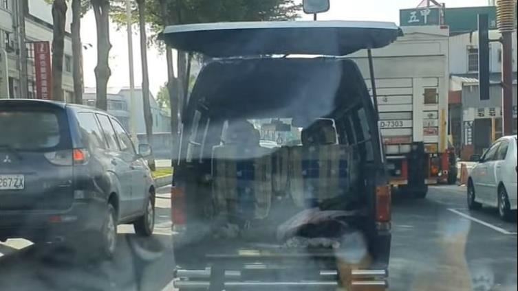 廂型車後門沿路跳　男開車錄影掀眾怒