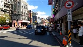 把握中秋連假最後一天，宜蘭礁溪市區的人潮比起兩天前少了許多。（圖／記者黃國瑞攝）