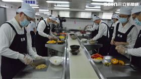 圍裙取代醫師袍、廚房取代開刀房　這些名醫手術刀換菜刀…（圖／慈濟基金會提供）