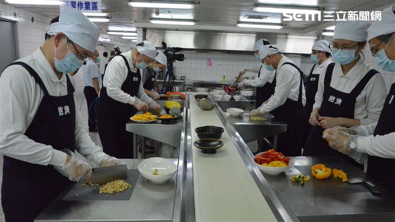 廚房取代開刀房　名醫手術刀換菜刀…