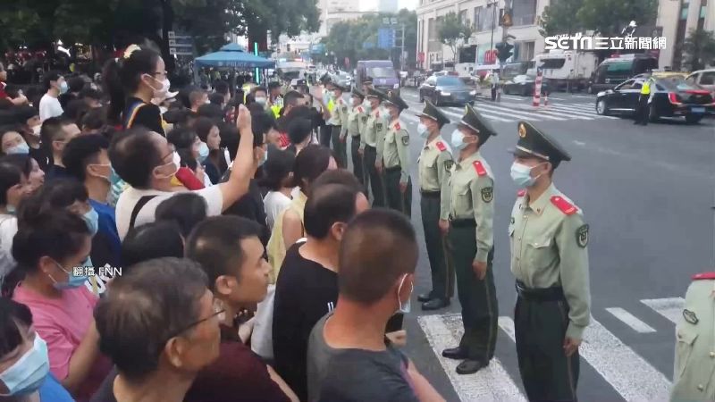 中國國慶爆人潮　武警變身人肉紅綠燈