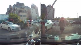 逆向插隊搶車位　三寶媽看隊伍還嗆：叫他們去其他地方停