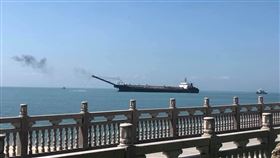 不能縱容！中國抽砂船囂張盜砂石，遭我海巡扣押吐砂照片曝（圖／翻攝民主進步黨連江縣黨部（馬祖列島）臉書）