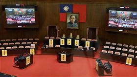 立法院響應全國古蹟日開放參觀立法院響應全國古蹟日活動，今天開放議場供民眾參觀，並在各位置貼上告示牌，場內同步播放議事影片，希望讓民眾能更了解議事運作。中央社記者林育瑄攝　109年9月19日