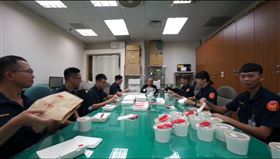 行政院長蘇貞昌請政院駐衛警吃午餐。（圖／翻攝蘇貞昌臉書）