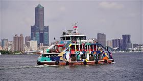 高雄天氣晴朗炎熱中央氣象局8日針對高雄市等9縣市發出高溫資訊，提醒民眾要特別注意，避免熱傷害上身。圖為高雄地區天氣晴朗，民眾搭渡輪往返旗津、鼓山。中央社記者董俊志攝　109年9月8日