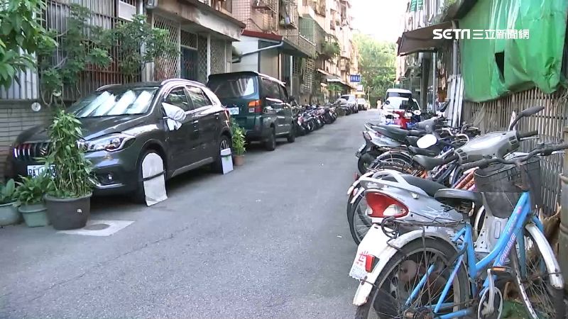 「花盆隔出」停車格　占據半條馬路