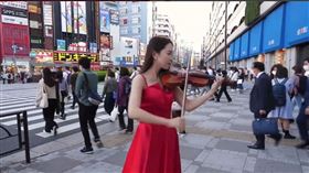 中國女子在東京街頭演奏我的祖國（圖／翻攝自沸點視頻）
