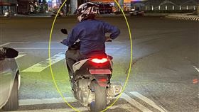 車牌翹高（新北市政府交通事件裁決處提供）