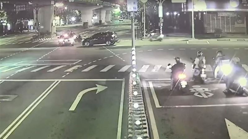 轎車闖紅燈　外送員閃不了撞飛全身傷