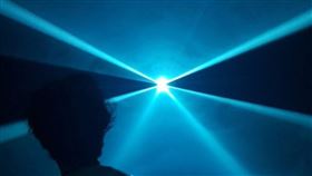 2020台灣設計展持續在新竹展出，偶然設計主持人曾令理、簡訊設計共同創辦人張志祺策展「超連結」，藉雷射光與煙霧光雕打造虛實難分的空間，帶領觀者走進未來。中央社記者鄭景雯攝　109年10月4日