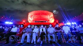 柯文哲出席白晝之夜開幕儀式（3）台北白晝之夜3日晚上在南港登場，台北市長柯文哲（前排左）為活動揭幕，與會來賓戴上口罩配合防疫措施。中央社記者裴禛攝 109年10月3日