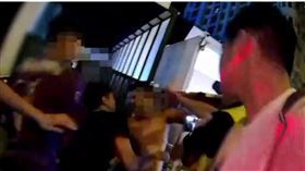 台中刺青男夜店叫囂　警噴辣椒水秒乖（圖／翻攝畫面）