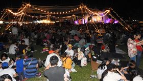 新北河海音樂季湧人潮新北市政府4日晚間在新北大都會公園舉辦河海音樂季活動，多名歌手輪番登台演唱，吸引大批民眾參與。中央社記者王鴻國攝　109年10月4日