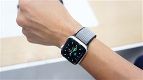 智慧手錶更獨立　降低手機依賴度2019年發表的Apple Watch Series 5搭載watchOS 6作業系統，讓Apple Watch擁有獨立App Store，降低對iPhone依賴度，也提高開發者為Apple Watch打造專屬應用的意願。中央社記者吳家豪攝　109年10月4日