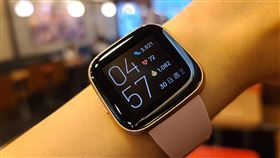 智慧手錶夯　健康偵測成主流智慧手錶等穿戴產品近年商機暢旺，受到今年疫情推波助瀾，加上健康意識高漲，健康偵測功能成為主流，科技業者也將穿戴市占爭奪視為搶進智慧醫療前哨戰。中央社記者江明晏攝　109年10月4日