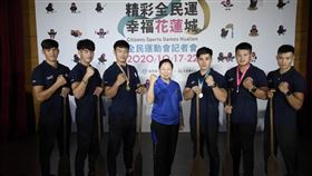 徐榛蔚（中）與龍舟隊。(花蓮縣政府提供）