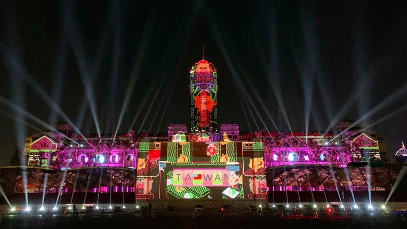 總統府一秒變燈塔！國慶光雕秀明登場