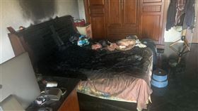 火警　床鋪　燒穿（圖／翻攝畫面）