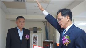金門衛生局長懸缺一年  李錫鑫宣誓上任懸缺一年多，金門縣新任衛生局長李錫鑫（右）5日上任，縣長楊鎮浯（左）表示，這個職務不是「好康」，背負民眾深刻的期待，感謝李錫鑫願意承擔責任。中央社記者黃慧敏攝  109年10月5日