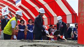 陳吉仲出席農科保鮮物流中心動土典禮屏東農業生物科技園區「客製化國際保鮮物流中心第一期廠房新建工程」5日舉行動土典禮，農委會主委陳吉仲（前中）出席主持儀式。中央社記者郭芷瑄攝  109年10月5日