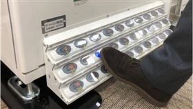 日本公司開發「足操作自動販賣機」，來因應疫情。（圖／翻攝自臉書社團《擴散性高能外電新聞波》）