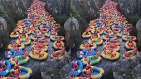 峽谷河道中塞了密密麻麻的泛舟小艇。（圖／翻攝自微博「北冥乘海生」）