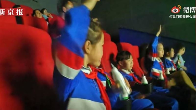 童電影聽到國歌集體敬禮　陸網看傻眼