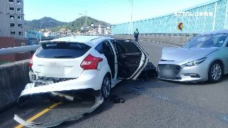 女駕駛誤信導航逆向開　2轎車慘對撞