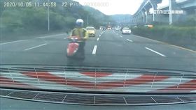 叼菸蛇行闖國道! 員警