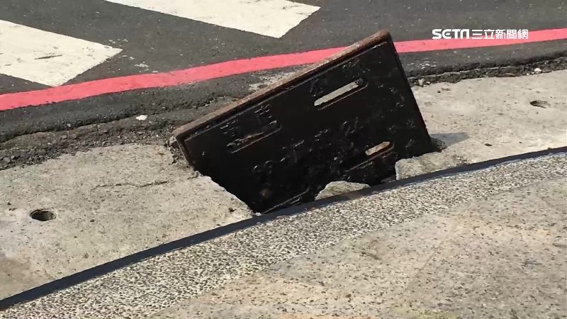 水溝蓋「陷阱」　男踩空跌落雙腿擦傷
