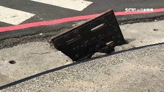 水溝蓋「陷阱」　男踩空跌落雙腿擦傷