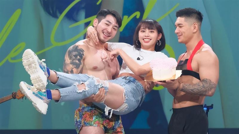 女星體驗轉大人　嬌羞喊：那邊好大喔
