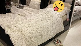 展示床,睡覺,賣場,眼鏡男,安詳(翻攝自 爆廢公社公開版)