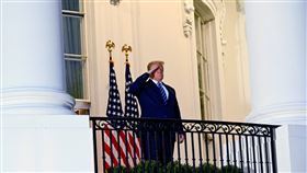 展主場氣勢！川普重回白宮「行舉手禮」　目送陸戰隊一號（圖／路透／達志影像）