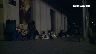 小鬼追思音樂會　40粉絲摸黑夜排