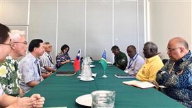 出席PIF活動 吳釗燮與索國總理進行雙邊會談外交部長吳釗燮訪問友邦吐瓦魯，參加「太平洋島國論壇」相關活動，並於16日與索羅門群島總理蘇嘉瓦瑞在吐瓦魯進行會談。（外交部提供）中央社記者侯姿瑩傳真 108年8月16日