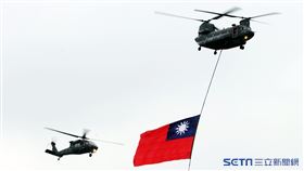 109年國慶全兵力預演CH-47SD，吊掛巨幅國旗進行「旋翼機分列式」預演（圖／記者邱榮吉攝影）